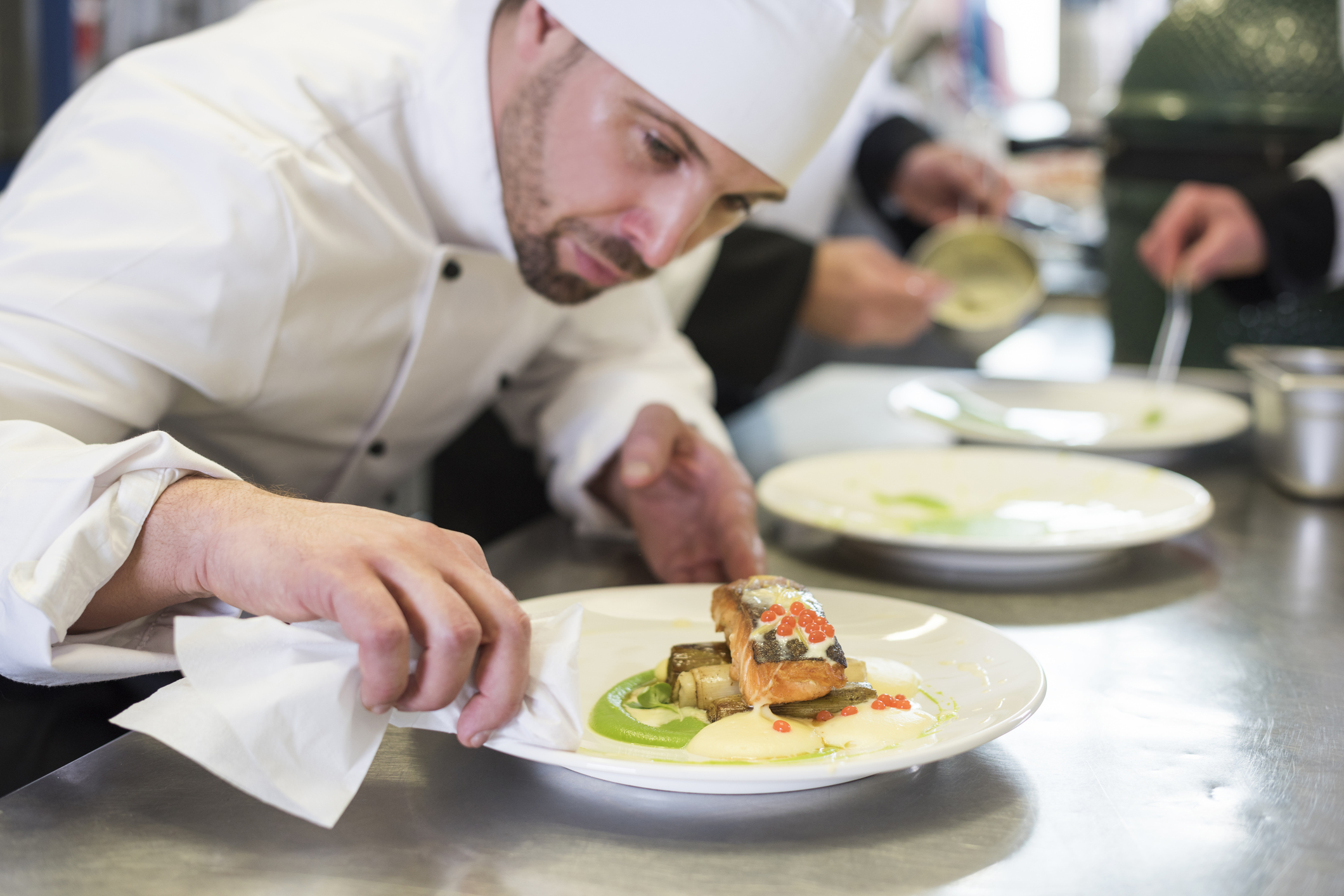 Is he a chef. Шеф-повар. Повар на кухне. Шеф повар с блюдом. Повар несет блюдо.